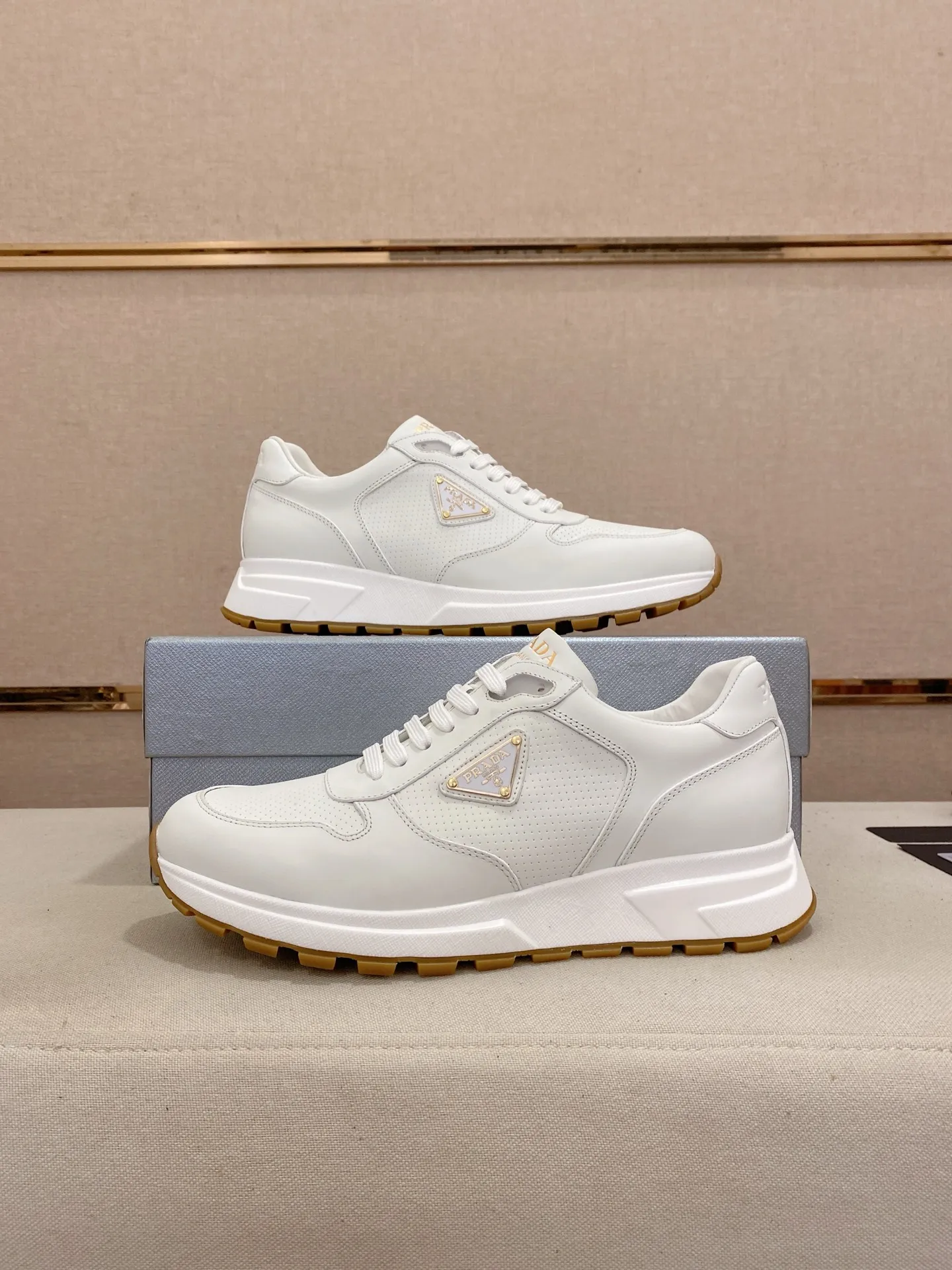 Men's shoes 💰 580💰 ✔️✔️✔️High-quality new PRADA counters are launched at the same time. The new men's shoes and 😘fabrics are selected from imported first-layer cowhide and are made by pure handcrafts. Lining: Full cowhide lining. 👍🏿 High-end ☄️ air-cushion molded anti-slip rubber outsole, exquisite lines, simple and elegant, comfortable and high-end for leisure travel. Code number: 38 to 44 (45 can be customized and cannot be returned or exchanged)